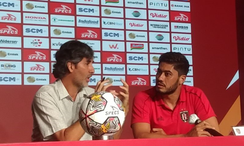 Pelatih Kepala Bali United Stefano Cugurra (kiri) berbincang dengan penjaga gawang Bali United Adilson Maringa di sela konferensi pers jelang laga lawan PSM Makassar di Stadion Kapten I Wayan Dipta Gianyar, Bali, Senin (5/6/2023)